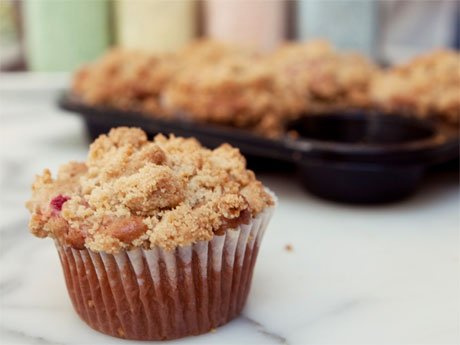 リンゴ・クランベリー・クルミを使う「アップルウォールナッツ＆クランベリーマフィン」（302円）