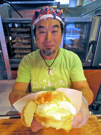 「かぶりついてメロンパンとアイスを一緒に食べてほしい」と呼び掛ける工藤哲也店長