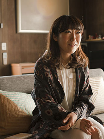 怪談話に初挑戦する「怖い話が嫌い」な大宮エリーさん。撮影：KENTA AMINAKA