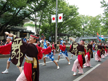 98チームが演舞を披露する（写真は昨年の様子）