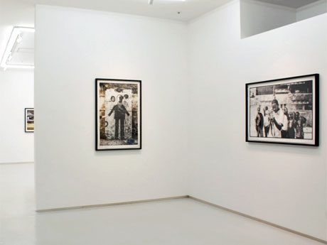 デヴィッド・リンチさんとのコラボ作品（写真中央）などが並ぶ場内&copy;JR