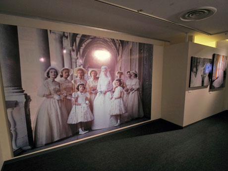 結婚式の写真など150点を展示する場内。All photo of Grace Kelly&copy;Howell Conant/Bob Adelman Books,Inc.