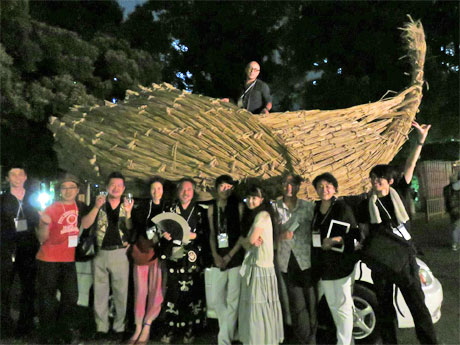 7月25日に金王八幡宮で開かれた「BIWAKOビエンナーレ」記者発表会時の様子