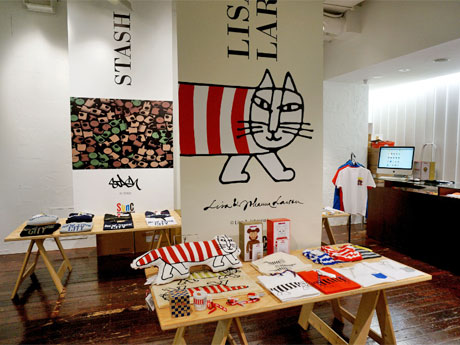 アーティスト3人にフォーカスした商品が並ぶ店頭