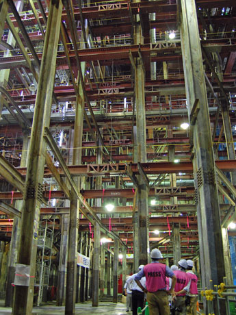 支持杭が縦横に組まれた雨水貯留施設の工事現場。今後、鉄筋コンクリート製の貯水槽が造られる