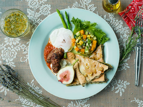 パイ料理「ソパルニク」やラムと豚を使った肉料理「チェバプチチ」などのプレート（1,600円）を提供する