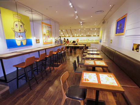 絵本「ふなっしーのおはなっしー」の絵を使ったタペストリーなどを掲出する店内