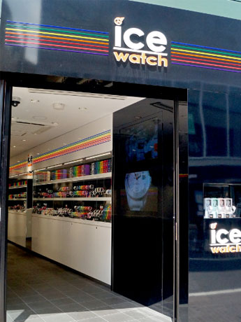 ブランドコンセプトである黒を基調にしたファサード