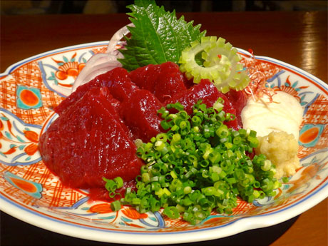 和食ビストロ「COM FOR TABLE」で提供するたクジラ肉の赤身「クジラのおつくり」（1,510円）