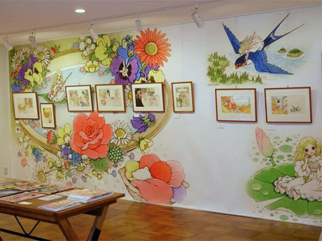 壁面にも高橋さんの絵を掲出している場内