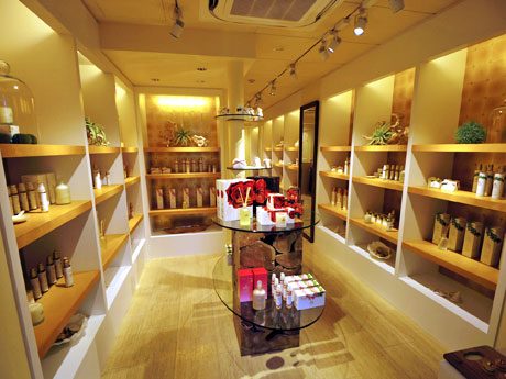 国内で唯一全商品を扱う店内