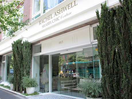 サンタモニカのショップを参考にしたというファサード