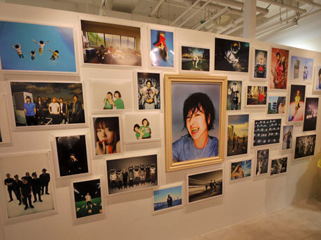 木村カエラさんやDragon Ash、DREAMS COME TRUEなどの写真が並ぶ場内