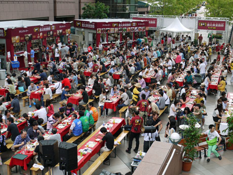 センター広場にはビアホールをオープンする。写真は昨年の様子