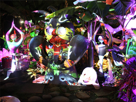 館内外で岡本太郎作品などに映像を投影する。写真はプレビューの様子