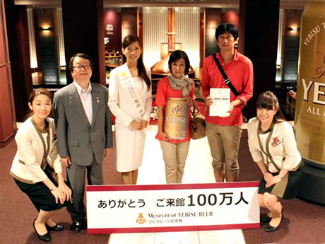 100万人目の来館者となった丸山さん夫妻（右から2盤目・3番目）