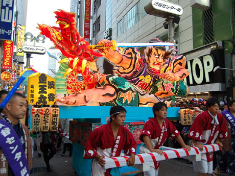 バスケットボールストリートを進む「ねぶた」