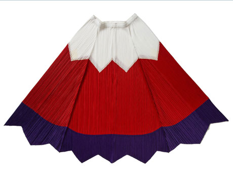 富士山をモチーフにした膝下丈のスカート（3万6,720円）