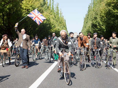 ツイードアイテムを着用して街中を自転車で走る（写真は昨年の様子）