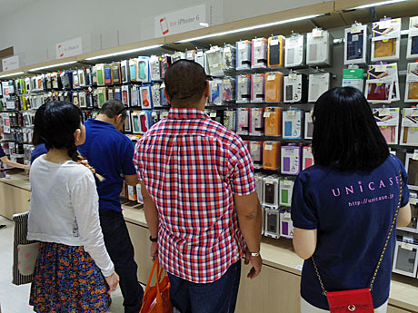 iPhone6/6 Plusのケースを求め来店する人たち