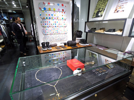 ダミアン・ハーストさんのアートピス（写真奥）を展示する店内