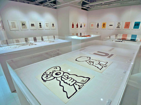 1990年〜2014-15年秋冬コレクションのグラフィックを展示する場内