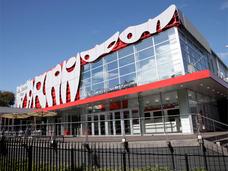 来春から「2.5次元ミュージカル」専用劇場として営業する「AiiA Theater Tokyo」の外観