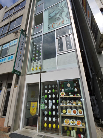 青山通り沿いの店舗外観