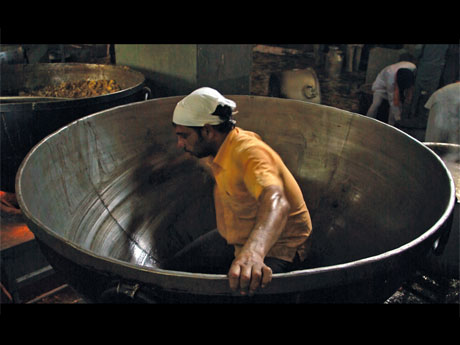 インドの「無料食堂」を追った「聖者たちの食卓」より。写真の鍋で豆カレーを作る