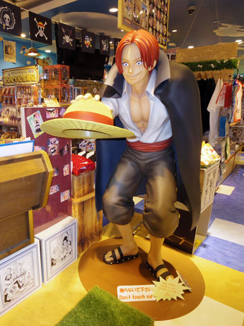 漫画「ワンピース」の公式グッズショップ「麦わらストア」に展示中のシャンクス立像