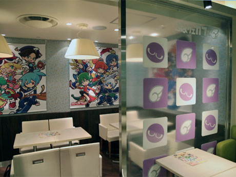 キャラクターが集合したデザインのタペストリーなどを掲出する店内