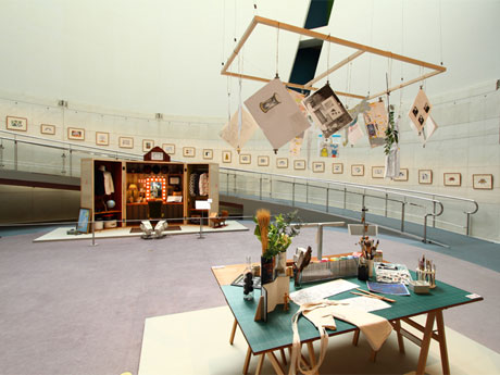 アトリエ（手前）や楽屋（奥）をイメージした一角も設置する場内