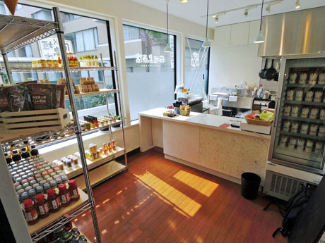 テークアウトカフェと食料品販売の1階
