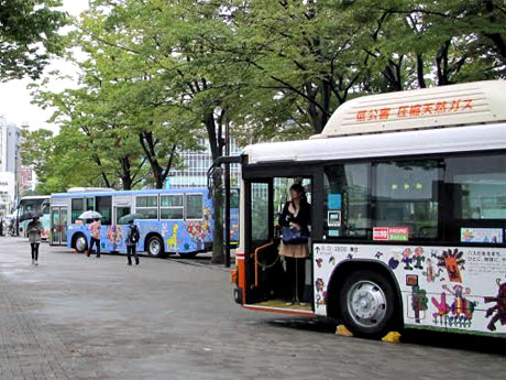 場内にはバス11台を展示する。写真は昨年の様子