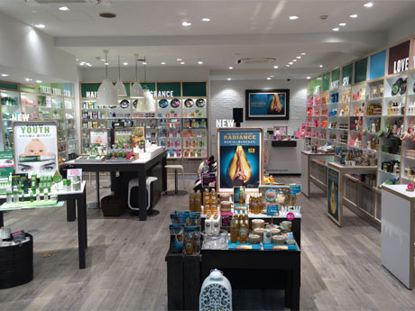 白を基調にした明るい店内