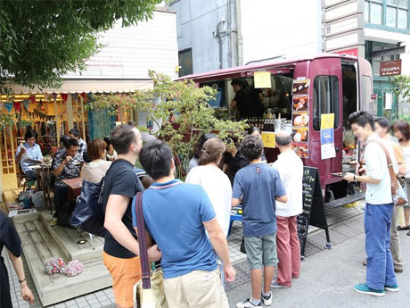 キッチンカーなどが出店しフードやドリンクを提供する。写真は4日開催時の様子