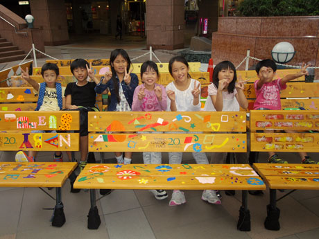 新調したベンチを装飾した区立長谷戸小学校4年生の児童たち