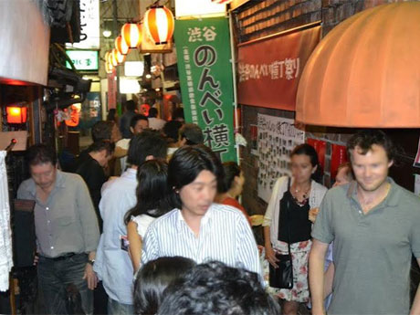 多くの人でにぎわう横丁内（昨年の様子）