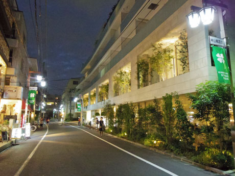 神山商店街。写真右手は参加店のレストラン「パティナステラ」