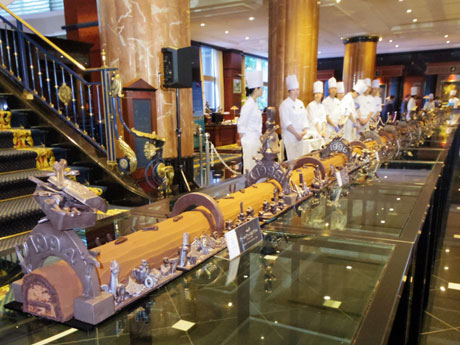 20年の歴史を表現した20メートルのアニバーサリーケーキ