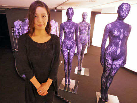 「SOMARTA（ソマルタ）」を手掛ける廣川玉枝さん。右手などに並ぶのが「Skin」シリーズ