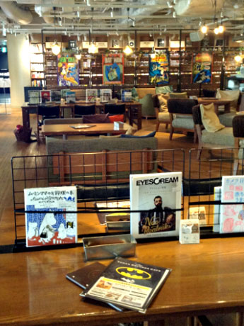 バットマンのポスターなどを掲出する店内