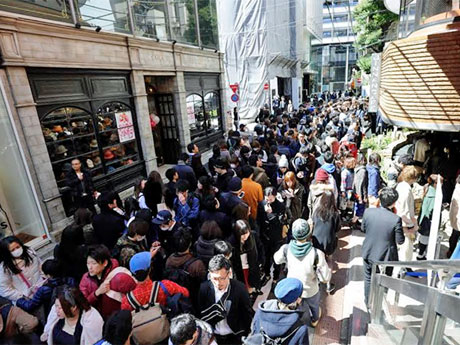 「ファッション手当」を求める長蛇の列（前回開催時の様子）