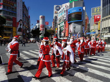 スクランブル交差点を渡るサンタ姿の集団