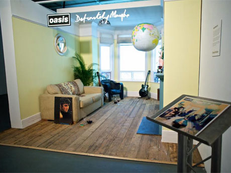 デビューアルバム「オアシス（原題：Definitely Maybe）」のジャケット写真を再現したコーナー。写真はロンドンで開催した際の様子