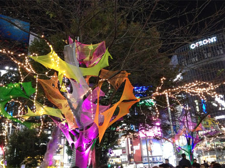 昨年ハチ公前広場に登場した「ヒカリのアート」