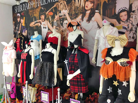 館内約50店が販売するコスチュームの一部