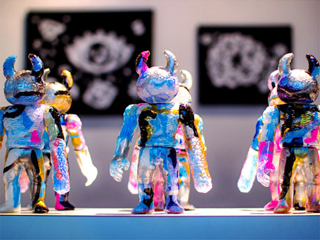 青や黒、ピンクなど「夢の中の色の渦」を表現した色のUAMOU