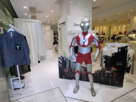 コラボ商品発売に合わせウルトラマンのスーツをディスプレーする店頭