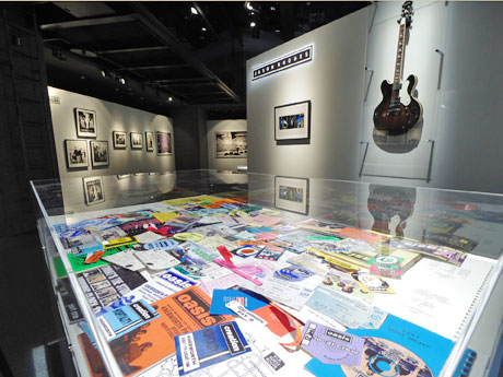 初期の写真やツアー関連資料、メンバーのギターなどが並ぶ場内